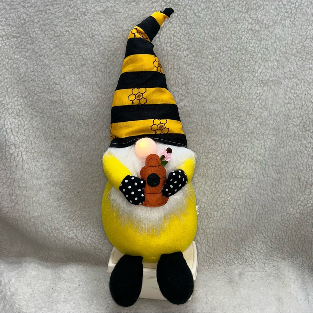 Lighted Garden Friends Gnome Bumble Bee 18" new open package